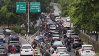 Jalan menuju Kampung Melayu terpantau padat merayap.