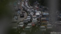 Kemacetan didominasi oleh kendaraan pribadi.