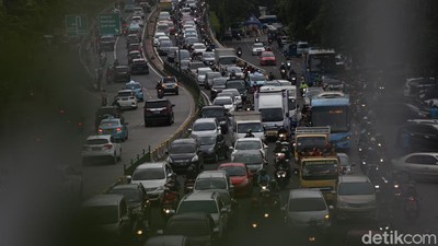 Jalan KH Abdullah Syafei Macet Parah