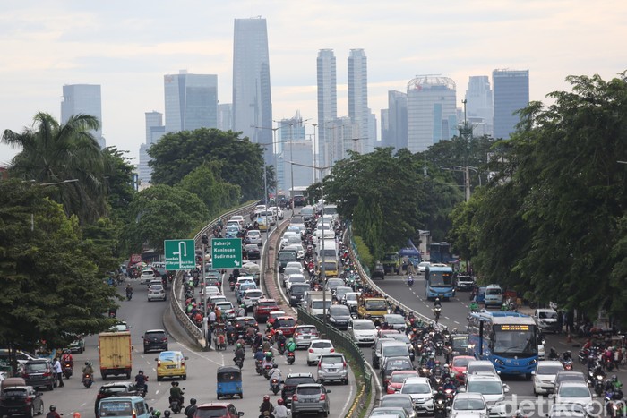 Pengendara mengalami kemacetan di Jalan KH Abdullah Syafei, Jakarta, Kamis (1/4/2021).