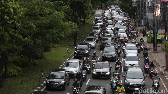 Jalan KH Abdullah Syafei Macet Parah Pengendara mengalami kemacetan di Jalan KH Abdullah Syafei, Jakarta, Kamis (1/4/2021).