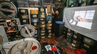 Ditengah masa pandemi COVID-19, harga jasa penyewaan film seluloid 35mm untuk layar tancap turun drastis.