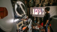 Meski sudah tergerus zaman, sebelum pandemi jasa penyewaan film seluloid ini masih diminati warga untuk layar tancap.  