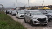 Kepadatan arus lalu lintas terjadi di jalur alteri tepatnya di persimpangan Jalan Bandung-Garut.  
