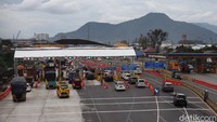 Pantauan detikcom, Kamis (1/4/2021) sekitar Pukul 16.45 WIB volume kendaraan dari jalur tol menuju exit tol terlihat lengang.  