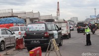 Terlihat Anggota Satlantas Polresta Bandung melakukan pengaturan arus lalu lintas sejak dari exit tol hingga jalur alteri.  
