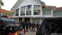 Petugas kepolisian dari satuan Gegana Polda D. I. Yogyakarta melaksanakan sterilisasi tempat peribadatan jelang hari raya Paskah di Gereja Keluarga Kudus Banteng, Sleman, Yogyakarta.  