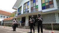 Anggota Gegana Polda Daerah Istimewa Yogyakarta (DIY) berjaga saat melakukan sterilisasi di Gereja Keluarga Kudus Banteng, Sleman, Yogyakarta, Kamis (1/4/2021).   