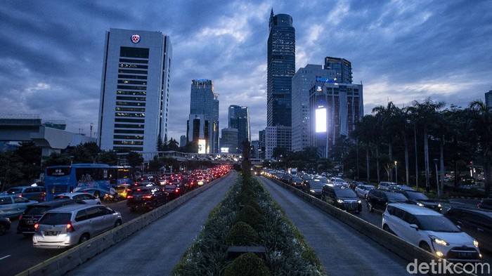 Jelang Pekan Suci Paskah Jalanan Jakarta Macet Banget! Kendaraan terjebak kemacetan di sejumlah ruas Jakarta sore ini, Kamis (1/4/2021).