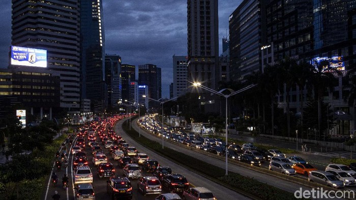 Kendaraan terjebak kemacetan di sejumlah ruas Jakarta sore ini, Kamis (1/4/2021).