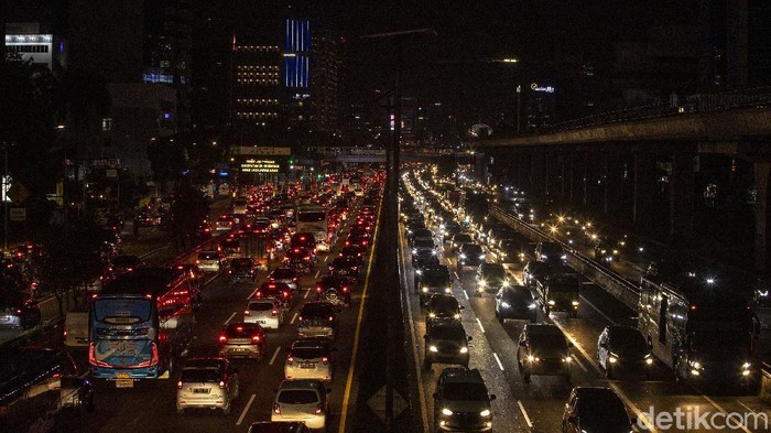 Kendaraan terjebak kemacetan di sejumlah ruas Jakarta sore ini, Kamis (1/4/2021).