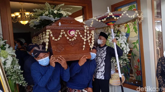 Jenazah Kanjeng Gusti Pangeran Haryo (KGPH) Hadiwinoto diberangkatkan ke pemakaman. Sultan Hamengku Buwono (HB) X batal melepas jenazah adik tertuanya itu.