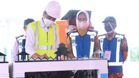 Didampingi Wali Kota Tangerang Selatan, Airin Rachmi Diany, Presiden Jokowi meresmikan dan meninjau sejumlah kelengkapan di Gerbang Tol Pamulang.  