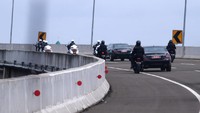 Setelah acara peresmian, rombongan presiden menjajal jalan Tol Pamulang-Serpong tersebut.  