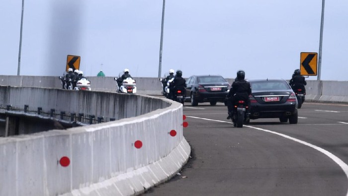Presiden Joko Widodo meresmikan jalan tol Serpong-Cinere ruas Serpong-Pamulang dan jalan tol Cengkareng-Batu Ceper-Kunciran, di Gerbang Tol Pamulang, Tangerang Selatan, Provinsi Banten, Selasa (1/4/2021).