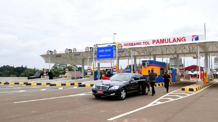 Presiden Joko Widodo meresmikan jalan tol Serpong-Cinere ruas Serpong-Pamulang dan jalan tol Cengkareng-Batu Ceper-Kunciran, di Gerbang Tol Pamulang, Tangerang Selatan, Provinsi Banten, Selasa (1/4/2021).