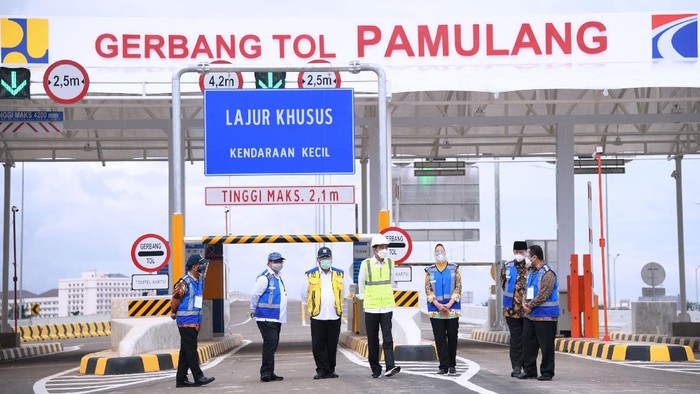 Presiden Joko Widodo meresmikan jalan tol Serpong-Cinere ruas Serpong-Pamulang dan jalan tol Cengkareng-Batu Ceper-Kunciran, di Gerbang Tol Pamulang, Tangerang Selatan, Provinsi Banten, Selasa (1/4/2021).