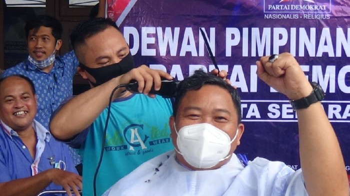 Kader Demokrat di Jateng gelar syukuran cukur gundul usai KLB kubu Moeldoko ditolak pemerintah, Kamis (1/4/2021). 
Foto diberi teman, sudah diizinkan dipakai.