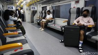 Jadwal keberangkatan KAI Bandara Premium dari Stasiun KAI Bandara Manggarai yaitu pukul 06.07 WIB, 08.37 WIB, 11.07 WIB, 13.37 WIB dan 16.07 WIB sedangkan keberangkatan dari Stasiun Bandara Soekarno-Hatta pukul 07.19 WIB, 09.49 WIB, 12.19 WIB, 14.49 WIB dan 17.19 WIB.