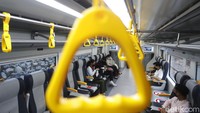 Jika kursi untuk kereta eksekutif mengikuti arah jalan kereta, pada kursi kereta premium ini mirip kursi kereta MRT atau KRL Commuter Line. Penumpang akan saling berhadapan.