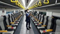 Selain itu di kereta ini juga ada handle grip atau gantungan tangan penumpang agar bisa berdiri berpegangan tanpa takut jatuh.