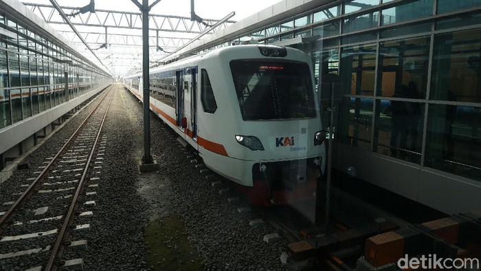 Kereta Bandara sekarang memiliki fasilitas KAI Bandara Premium dengan harga yang lebih murah dibandingkan kereta eksekutif sebelumnya. Kereta tersebut diujicoba hari ini.