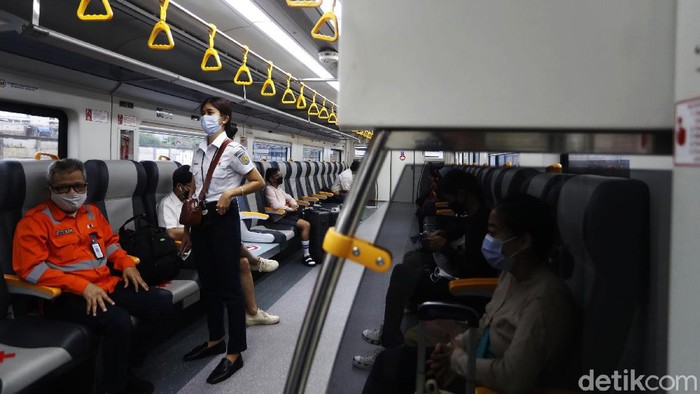 KAI Bandara Premium Mulai Diujicoba Kereta Bandara sekarang memiliki fasilitas KAI Bandara Premium dengan harga yang lebih murah dibandingkan kereta eksekutif sebelumnya. Kereta tersebut diujicoba hari ini.