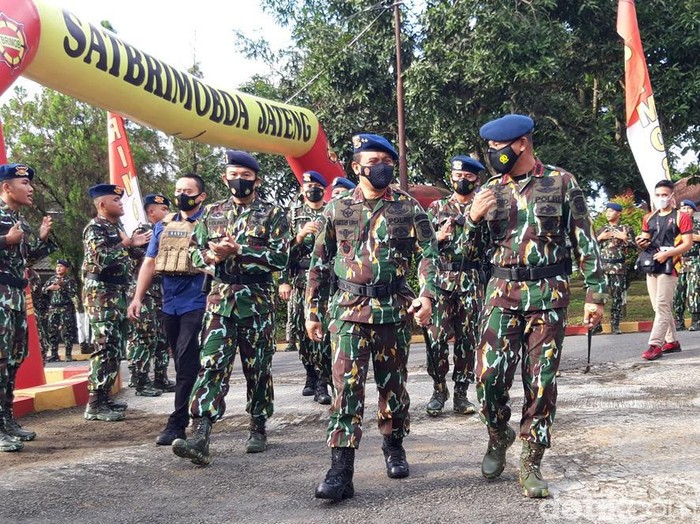 Kapolda Jawa Tengah, Irjen Ahmad Luthfi, membuka latihan ketangkasan Brimob Polda Jateng, di Mako Brimob Gunung Kendil, Mojosongo, Boyolali, Kamis (1/4/2021).