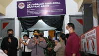 Foto: Usai berbincang dengan para pengurus dan memastikan gereja dalam keadaan aman untuk melaksanakan ibadah jelang Hari Paskah, Jenderal Sigit berpamitan untuk melanjutkan agenda kunjungan lainnya di Kota Manado. (Dok. Humas Polri)
