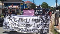 Berdasarkan hasil pemeriksaan yang dilakukan terhadap Wali Kota Sorong Lambert Jitmau beberapa waktu lalu, terdapat fakta baru dari kasus tersebut. Yakni nilai kerugian negara dari Pengadaan ATK dan Barang Cetakan Tahun Anggaran 2017, ternyata lebih dari Rp 8 miliar. Foto: dok. Kejari Sorong