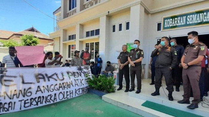 Kasus Pengadaan ATK di Sorong Ditaksir Rugikan Negara Rp 8 M Proses penyidikan kasus dugaan tindak pidana korupsi Pengadaan ATK dan Barang Cetakan Tahun Anggaran 2017 sebesar Rp 8 miliar di BPKAD Kota Sorong, hingga kini masih terus bergulir di Kejaksaan Negeri Sorong.