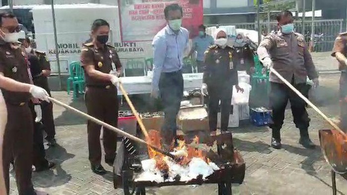 kejari surabaya memusnahkan barang bukti