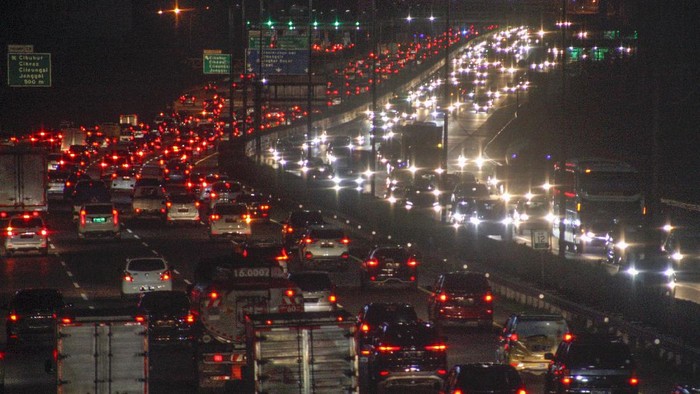 Sejumlah kendaraan memadati ruas jalan Tol Jagorawi, Cibubur, Jakarta Timur, Kamis (1/4/2021). Menjelang  libur panjang Hari Raya Paskah ruas jalan Tol Jagorawi terpantau padat karena banyaknya warga yang berlibur dan berpergian ke luar kota. ANTARA FOTO/Yulius Satria Wijaya/foc.