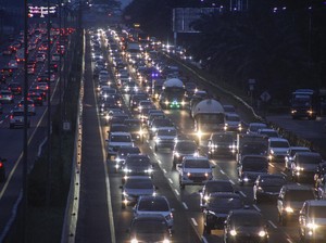 Tol Cipularang Arah ke Jakarta Dipadati Kendaraan Malam Ini