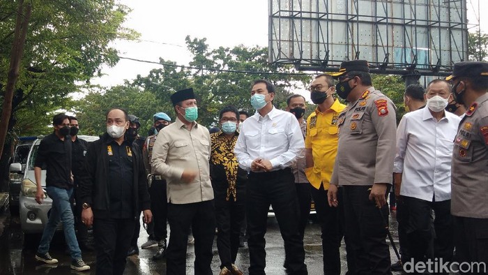 Kepala BNPT Komjen Boy Rafli Amar bersama Wakil Ketua DPR Azis Syamsuddin saat meninjau ibadah Misa Kamis Putih di Gereja Katedral Makassar (Hermawan/detikcom).