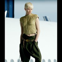 Desainer Olivier Rousteing menghadirkan koleksi terbaru untuk Balmain fall/winter 2021 dengan cara yang unik. Terinspirasi dari perjalanan, para model fashion show di dekat pesawat Air France, bahkan ada juga yang naik ke sayap pesawat.  Foto: dok. Courtesy of Balmain.