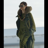 Desainer Olivier Rousteing menghadirkan koleksi terbaru untuk Balmain fall/winter 2021 dengan cara yang unik. Terinspirasi dari perjalanan, para model fashion show di dekat pesawat Air France, bahkan ada juga yang naik ke sayap pesawat.  Foto: dok. Courtesy of Balmain.