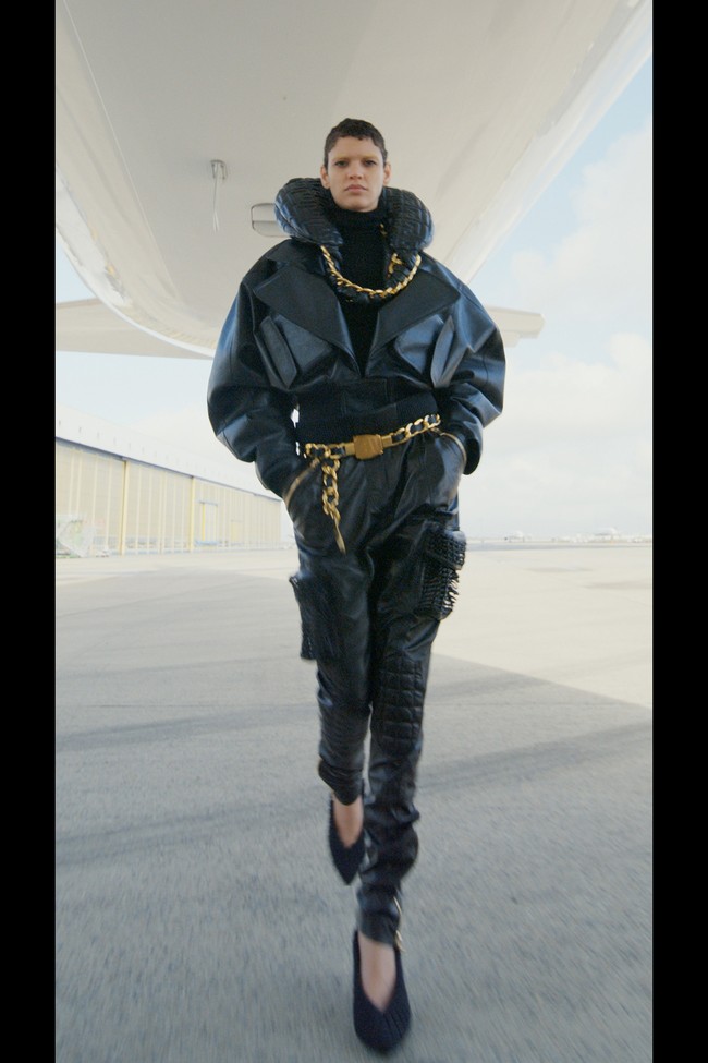 Desainer Olivier Rousteing menghadirkan koleksi terbaru untuk Balmain fall/winter 2021 dengan cara yang unik. Terinspirasi dari perjalanan, para model fashion show di dekat pesawat Air France, bahkan ada juga yang naik ke sayap pesawat.  Foto: dok. Courtesy of Balmain.