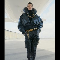 Desainer Olivier Rousteing menghadirkan koleksi terbaru untuk Balmain fall/winter 2021 dengan cara yang unik. Terinspirasi dari perjalanan, para model fashion show di dekat pesawat Air France, bahkan ada juga yang naik ke sayap pesawat.  Foto: dok. Courtesy of Balmain.