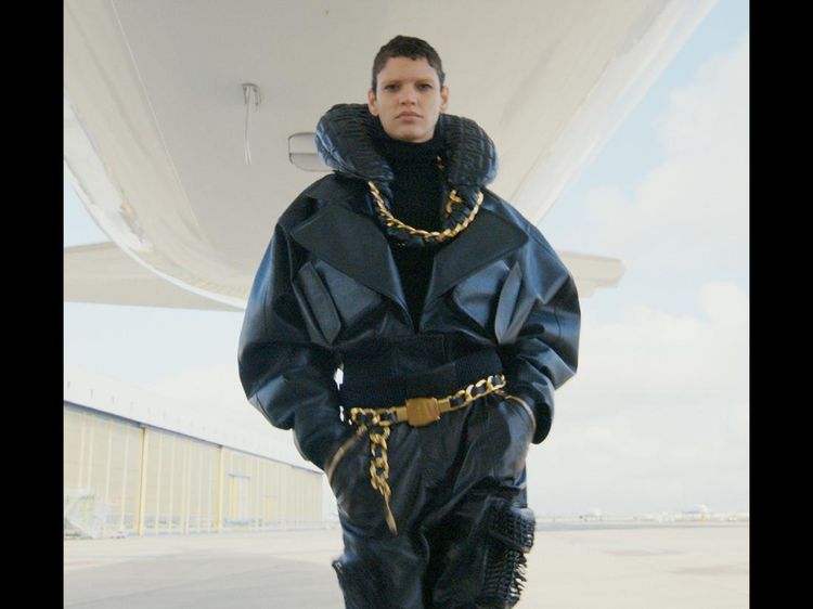 10 Koleksi Busana Balmain Fall/Winter 2021, Dipamerkan di Pesawat