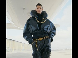 10 Koleksi Busana Balmain Fall/Winter 2021, Dipamerkan di Pesawat