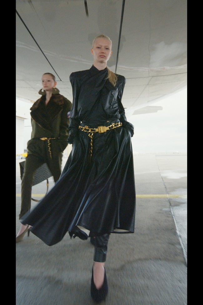 Desainer Olivier Rousteing menghadirkan koleksi terbaru untuk Balmain fall/winter 2021 dengan cara yang unik. Terinspirasi dari perjalanan, para model fashion show di dekat pesawat Air France, bahkan ada juga yang naik ke sayap pesawat.  Foto: dok. Courtesy of Balmain.