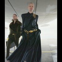 Desainer Olivier Rousteing menghadirkan koleksi terbaru untuk Balmain fall/winter 2021 dengan cara yang unik. Terinspirasi dari perjalanan, para model fashion show di dekat pesawat Air France, bahkan ada juga yang naik ke sayap pesawat.  Foto: dok. Courtesy of Balmain.