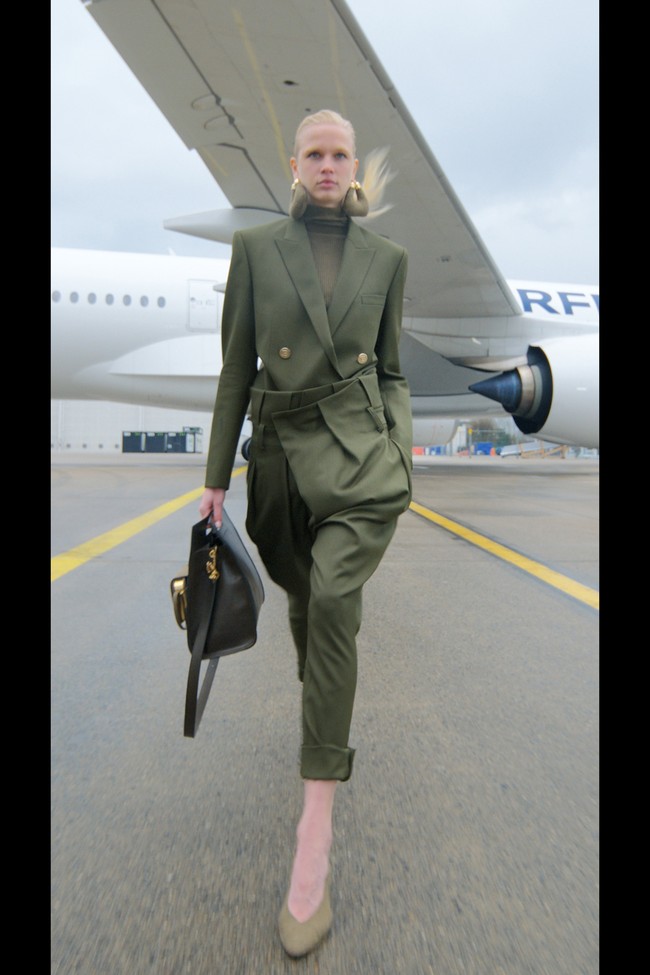 Desainer Olivier Rousteing menghadirkan koleksi terbaru untuk Balmain fall/winter 2021 dengan cara yang unik. Terinspirasi dari perjalanan, para model fashion show di dekat pesawat Air France, bahkan ada juga yang naik ke sayap pesawat.  Foto: dok. Courtesy of Balmain.