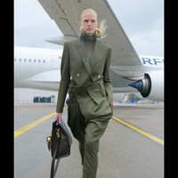 Desainer Olivier Rousteing menghadirkan koleksi terbaru untuk Balmain fall/winter 2021 dengan cara yang unik. Terinspirasi dari perjalanan, para model fashion show di dekat pesawat Air France, bahkan ada juga yang naik ke sayap pesawat.  Foto: dok. Courtesy of Balmain.