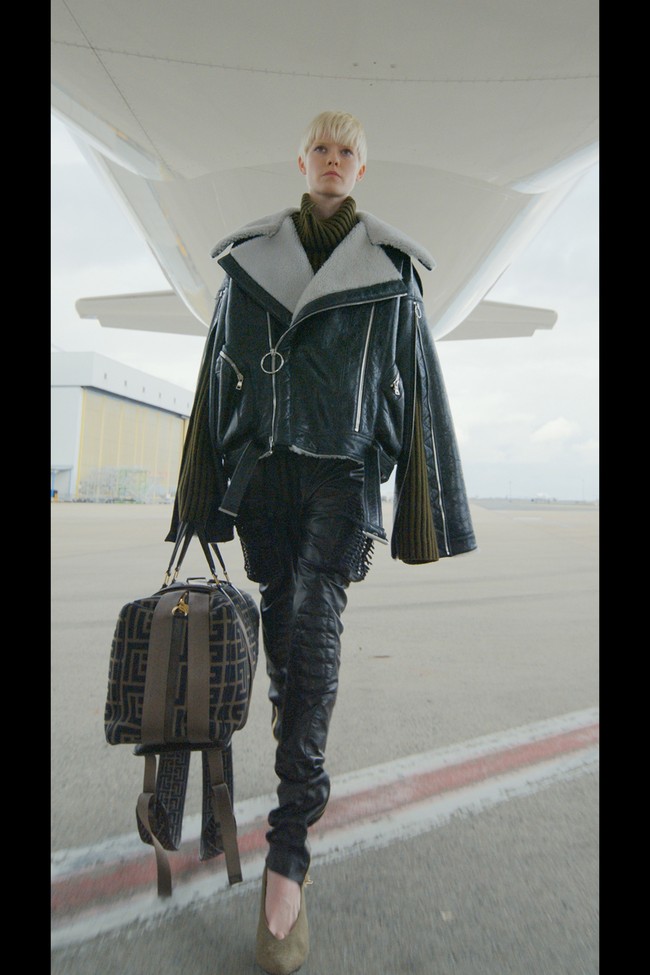 Desainer Olivier Rousteing menghadirkan koleksi terbaru untuk Balmain fall/winter 2021 dengan cara yang unik. Terinspirasi dari perjalanan, para model fashion show di dekat pesawat Air France, bahkan ada juga yang naik ke sayap pesawat. Foto: dok. Courtesy of Balmain.