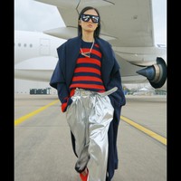 Desainer Olivier Rousteing menghadirkan koleksi terbaru untuk Balmain fall/winter 2021 dengan cara yang unik. Terinspirasi dari perjalanan, para model fashion show di dekat pesawat Air France, bahkan ada juga yang naik ke sayap pesawat. Foto: dok. Courtesy of Balmain.