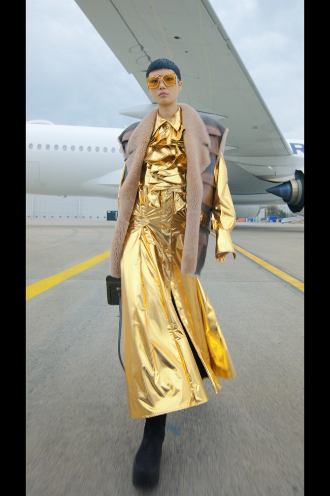 Desainer Olivier Rousteing menghadirkan koleksi terbaru untuk Balmain fall/winter 2021 dengan cara yang unik. Terinspirasi dari perjalanan, para model fashion show di dekat pesawat Air France, bahkan ada juga yang naik ke sayap pesawat Foto: dok. Courtesy of Balmain.