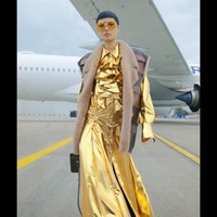 Desainer Olivier Rousteing menghadirkan koleksi terbaru untuk Balmain fall/winter 2021 dengan cara yang unik. Terinspirasi dari perjalanan, para model fashion show di dekat pesawat Air France, bahkan ada juga yang naik ke sayap pesawat Foto: dok. Courtesy of Balmain.