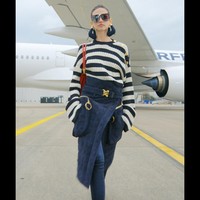 Desainer Olivier Rousteing menghadirkan koleksi terbaru untuk Balmain fall/winter 2021 dengan cara yang unik. Terinspirasi dari perjalanan, para model fashion show di dekat pesawat Air France, bahkan ada juga yang naik ke sayap pesawat. Foto: dok. Courtesy of Balmain.